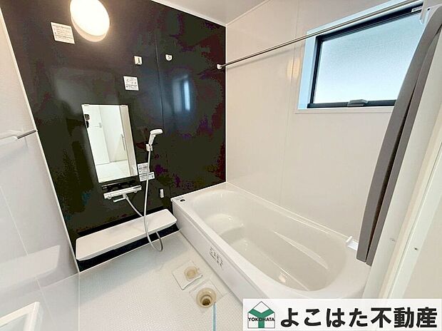 【バス】窓から差し込む自然光で、バスタイムが至福のリラックスタイムに。