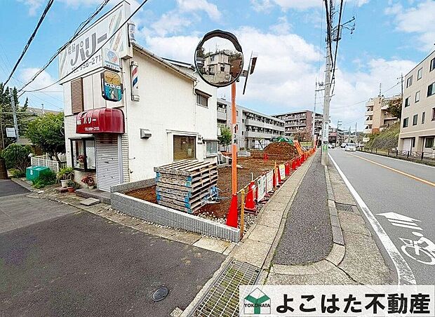 【前面道路含む外観】全面道路約11ｍの開放感！ゆとりある住まいづくりが叶います。