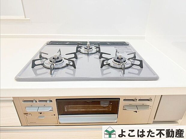 【その他設備】三口コンロなので、強火で炒め物を、弱火で煮込み料理を作る、といった使い分けがしやすくなります。