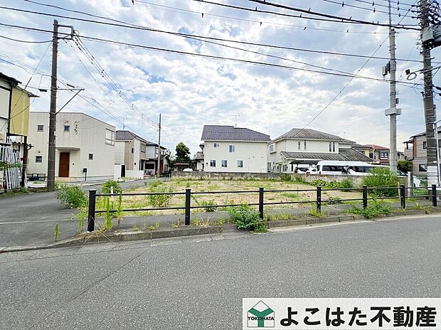 【前面道路含む外観】ここに新しく誕生した洗練された個性は、街に親しみやすさと新たな価値をもたらしてくれます。
