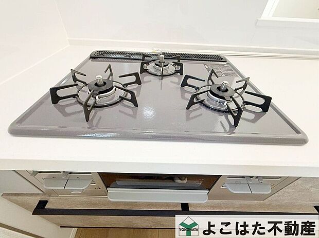 【その他設備】毎日の料理を効率よく楽しめる、3口ガスコンロ+グリル付きのシステムキッチン。複数の料理を同時に調理でき、忙しい時間帯にも大活躍!使いやすさと機能性を兼ね備えた、家事をサポートする嬉しい設備です♪