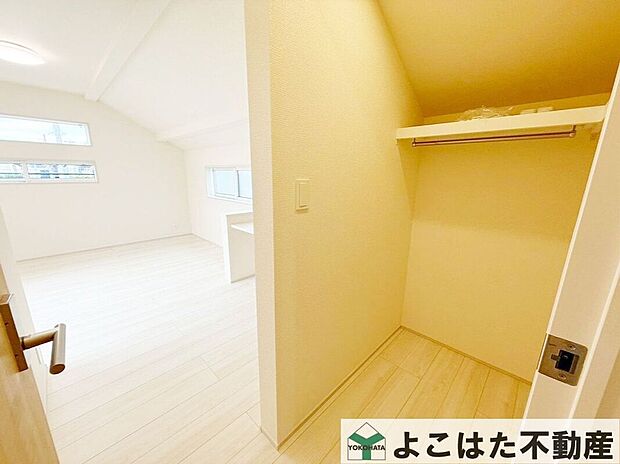 【寝室】収納スペースも充実しており主寝室に最適!衣類や寝具をスッキリ整理でき、快適な睡眠環境をキープ!落ち着いたインテリアとの相性も良く、心地よい休息時間を過ごせそうです。たっぷり降り注ぐ陽光も気持ちいい◎