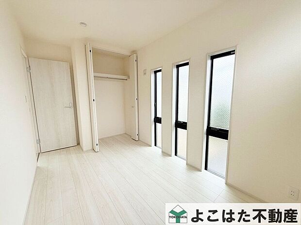【子供部屋】一日を通して明るく風通しも良好な居室は、子供部屋としても快適で、健やかな成長を見守れる環境が整っています。