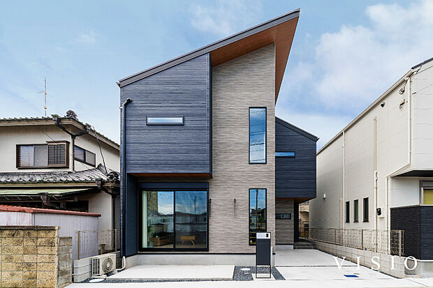 【■外観施工例(3)】ウッド調の軒が目を引く、傾斜屋根を活かした鋭角スタイリッシュな一邸