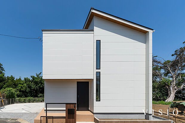 【■外観施工例(4)】スクエアフォルムに片流れ屋根の組み合わせが洗練された印象の一邸