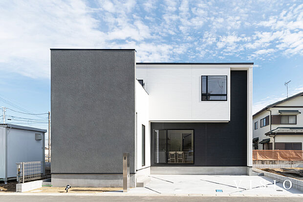 【■外観施工例(6)】長方形の巨大なウォールがシンボリックでありながら入口を隠しプライバシーにも配慮した一邸