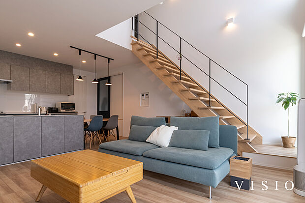 【■LDK】室内にスケルトン階段を採用することで、さらに開放的な空間となったLDK