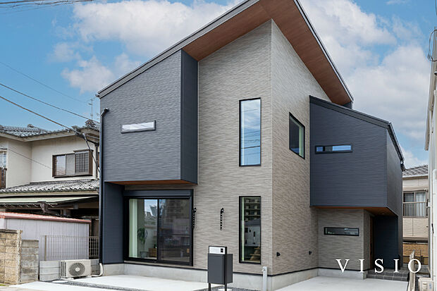 【素材感を楽しむスタイリッシュ外観】ウッド調の軒天と縦格子がアクセントとなるデザイン。
シャープさの中に、木の温もりを感じる一邸です。