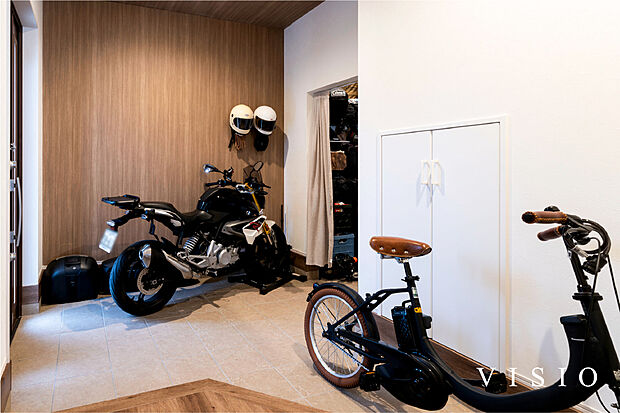 【ゆとりと使い道が広がる玄関】帰宅後すぐに手洗いができる、暮らしにうれしい工夫。
注文住宅ならではの自由な発想で、日常をより快適に整えられます。