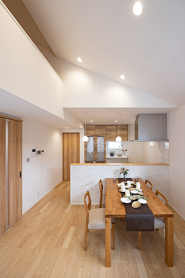 LDK:勾配天井が高く開放的な空間を演出!嬉しい家具コーディネート付きでの販売になります。2階リビングで明るい空間になっています♪