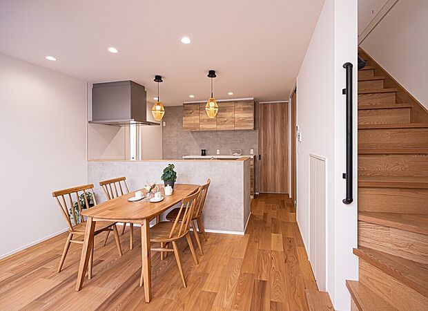 ダイニング:木目の家具で揃えた温かみのあるダイニング。