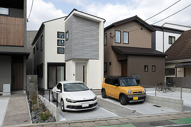 駐車場も並列2台でゆったり駐車頂けます。敷地の高低差もなく、老後の生活も安心です。