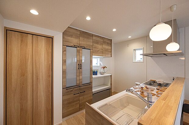 【対面キッチン】お料理をしながらリビングを見渡せます◎