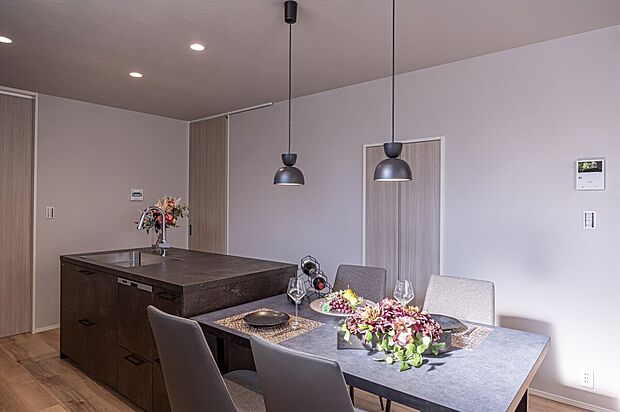 【LDK(ダイニング側)】高級感溢れるダイニング。照明にもこだわりました。