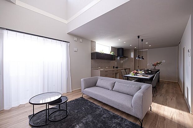 【LDK(リビング側)】光がたっぷり差し込む明るい空間。