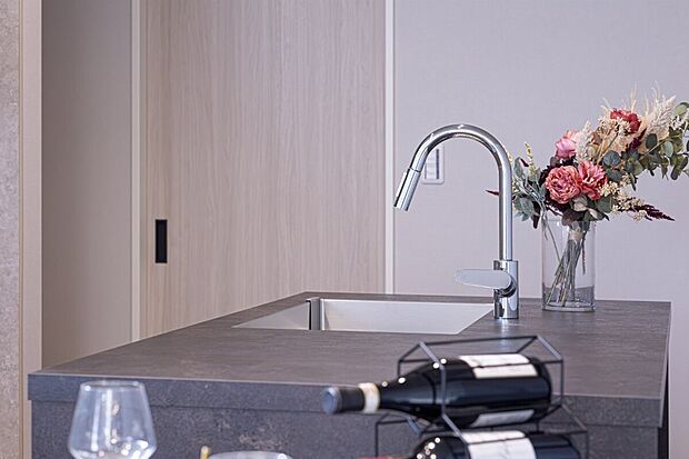 【キッチン】デザイン性の高いグラフテクトのキッチンを採用。洗練された区間を演出。