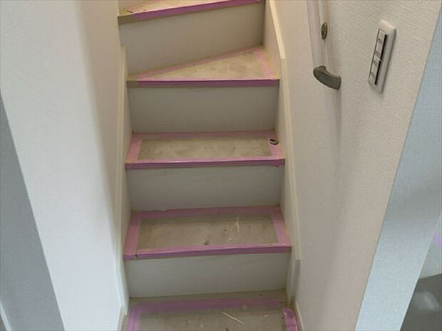 [階段] 4号棟 内装がきれいだとお家も明るくなりますね。