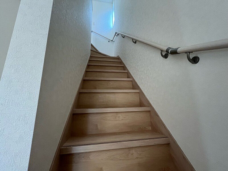 [階段]内装がきれいだとお家も明るくなりますね。