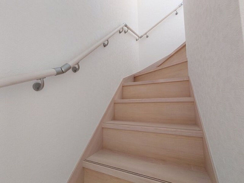 [階段] 4号棟 内装がきれいだとお家も明るくなりますね。