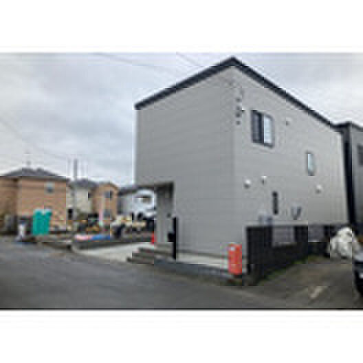 住宅用の土地では前面道路に2m以上接していなければならないと法律で定められています。しかし、お持ちの車のサイズやライフスタイルなどにより、2mでは利便が悪い場合もございますので、事前に確認しましょう。