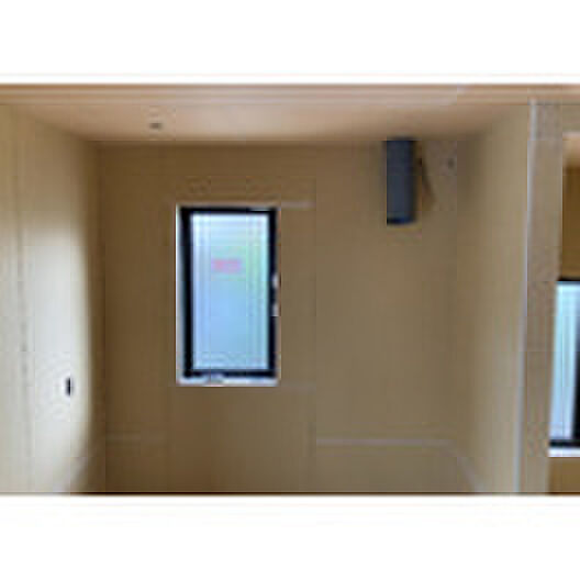 標準的なシステムキッチンの横幅は、165cm~300cm程度です。2100・2400・2550・2700などミリ単位で表記されます。普段どのように料理をするのかを想定しながら合ったサイズを選びましょう