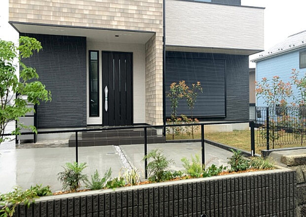 木造住宅とは土台、壁、柱など建築物の強度を支える構造体の材に木が使用されている構造を指します。構造体は建物の自重を支えるだけではなく風圧や水圧、積裁荷重などあらゆる衝撃に耐えるための基礎です。