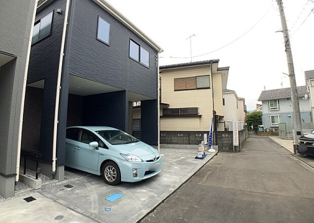 住宅用の土地では前面道路に2m以上接していなければならないと法律で定められています。しかし、お持ちの車のサイズやライフスタイルなどにより、2mでは利便が悪い場合もございますので、事前に確認しましょう。