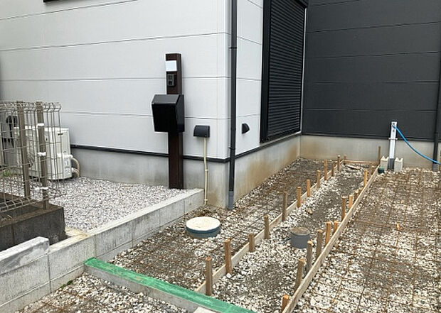 木造住宅とは土台、壁、柱など建築物の強度を支える構造体の材に木が使用されている構造を指します。構造体は建物の自重を支えるだけではなく風圧や水圧、積裁荷重などあらゆる衝撃に耐えるための基礎です。