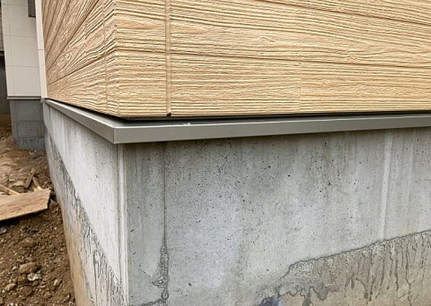 木造住宅とは土台、壁、柱など建築物の強度を支える構造体の材に木が使用されている構造を指します。構造体は建物の自重を支えるだけではなく風圧や水圧、積裁荷重などあらゆる衝撃に耐えるための基礎です。