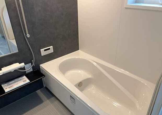 入浴時の快適さも大事なことですが、綺麗な状態を維持できなければ気持ちよく入浴できません。毎日の掃除が楽という点は大事なポイントになります！カビが生えにくく掃除がしやすい、壁や浴槽を選ぶといいでしょう。