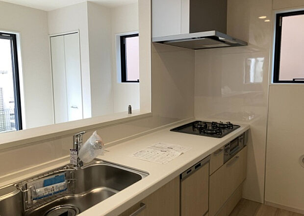 標準的なシステムキッチンの横幅は、165cm~300cm程度です。2100・2400・2550・2700などミリ単位で表記されます。普段どのように料理をするのかを想定しながら合ったサイズを選びましょう