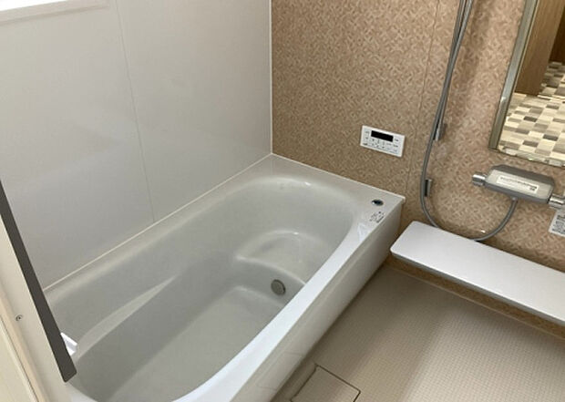 入浴時の快適さも大事なことですが、綺麗な状態を維持できなければ気持ちよく入浴できません。毎日の掃除が楽という点は大事なポイントになります！カビが生えにくく掃除がしやすい、壁や浴槽を選ぶといいでしょう。