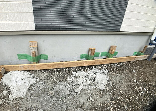 木造住宅とは土台、壁、柱など建築物の強度を支える構造体の材に木が使用されている構造を指します。構造体は建物の自重を支えるだけではなく風圧や水圧、積裁荷重などあらゆる衝撃に耐えるための基礎です。