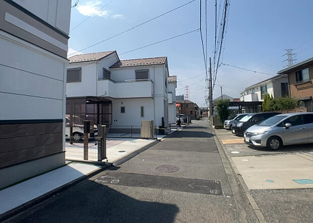 住宅用の土地では前面道路に2m以上接していなければならないと法律で定められています。しかし、お持ちの車のサイズやライフスタイルなどにより、2mでは利便が悪い場合もございますので、事前に確認しましょう。