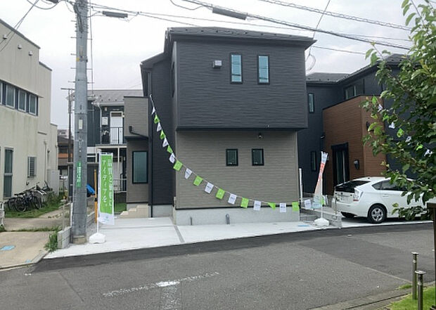 住宅用の土地では前面道路に2m以上接していなければならないと法律で定められています。しかし、お持ちの車のサイズやライフスタイルなどにより、2mでは利便が悪い場合もございますので、事前に確認しましょう。