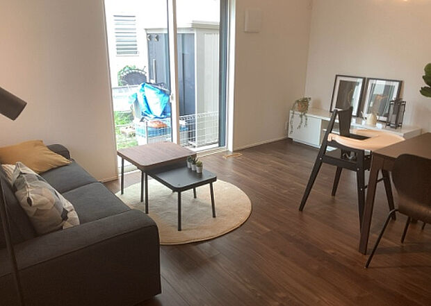 リビングの間取りの種類は大きくわけてリビングとダイニングが別になっているタイプ、リビングダイニング一体型です。どちらも一長一短ですので、家を選ぶ時はその両面をチェックして決めるようにしましょう。