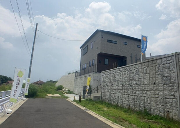 住宅用の土地では前面道路に2m以上接していなければならないと法律で定められています。しかし、お持ちの車のサイズやライフスタイルなどにより、2mでは利便が悪い場合もございますので、事前に確認しましょう。