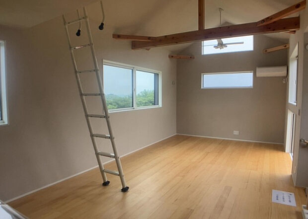 リビングの間取りの種類は大きくわけてリビングとダイニングが別になっているタイプ、リビングダイニング一体型です。どちらも一長一短ですので、家を選ぶ時はその両面をチェックして決めるようにしましょう。