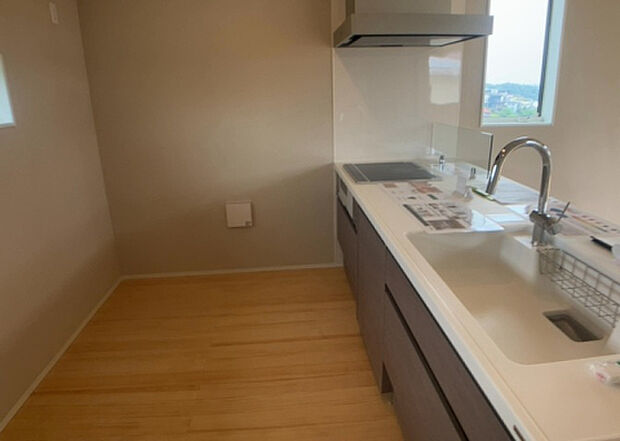 標準的なシステムキッチンの横幅は、165cm~300cm程度です。2100・2400・2550・2700などミリ単位で表記されます。普段どのように料理をするのかを想定しながら合ったサイズを選びましょう