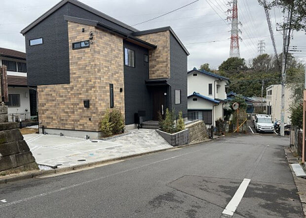 住宅用の土地では前面道路に2m以上接していなければならないと法律で定められています。しかし、お持ちの車のサイズやライフスタイルなどにより、2mでは利便が悪い場合もございますので、事前に確認しましょう。