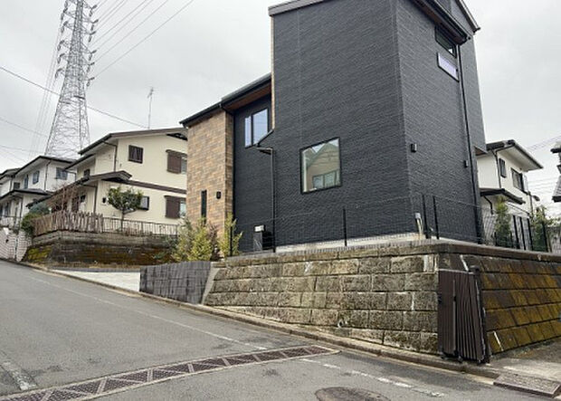 木造住宅とは土台、壁、柱など建築物の強度を支える構造体の材に木が使用されている構造を指します。構造体は建物の自重を支えるだけではなく風圧や水圧、積裁荷重などあらゆる衝撃に耐えるための基礎です。