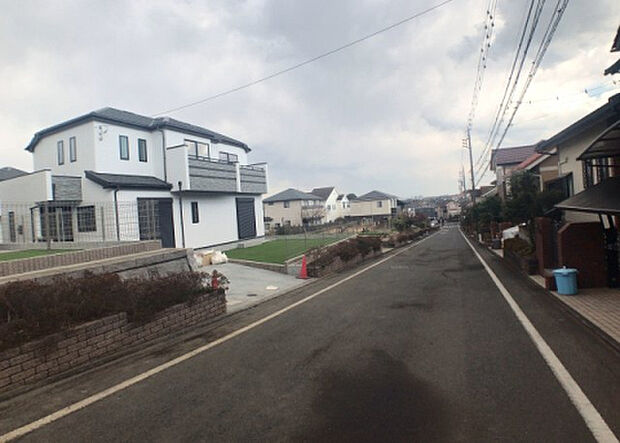 住宅用の土地では前面道路に2m以上接していなければならないと法律で定められています。しかし、お持ちの車のサイズやライフスタイルなどにより、2mでは利便が悪い場合もございますので、事前に確認しましょう。