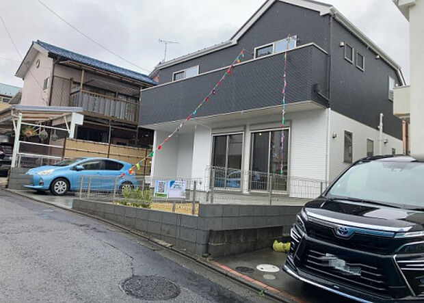 住宅用の土地では前面道路に2m以上接していなければならないと法律で定められています。しかし、お持ちの車のサイズやライフスタイルなどにより、2mでは利便が悪い場合もございますので、事前に確認しましょう。