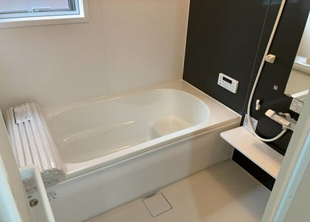 入浴時の快適さも大事なことですが、綺麗な状態を維持できなければ気持ちよく入浴できません。毎日の掃除が楽という点は大事なポイントになります！カビが生えにくく掃除がしやすい、壁や浴槽を選ぶといいでしょう。