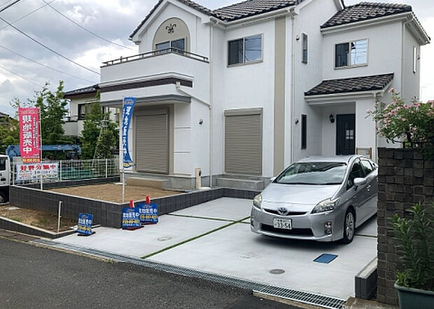 住宅用の土地では前面道路に2m以上接していなければならないと法律で定められています。しかし、お持ちの車のサイズやライフスタイルなどにより、2mでは利便が悪い場合もございますので、事前に確認しましょう。