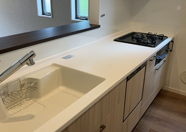 標準的なシステムキッチンの横幅は、165cm～300cm程度です。2100・2400・2550・2700などミリ単位で表記されます。普段どのように料理をするのかを想定しながら合ったサイズを選びましょう