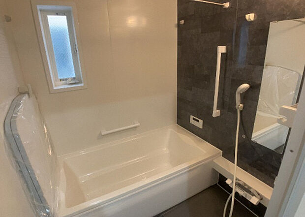 入浴時の快適さも大事なことですが、綺麗な状態を維持できなければ気持ちよく入浴できません。毎日の掃除が楽という点は大事なポイントになります！カビが生えにくく掃除がしやすい、壁や浴槽を選ぶといいでしょう。