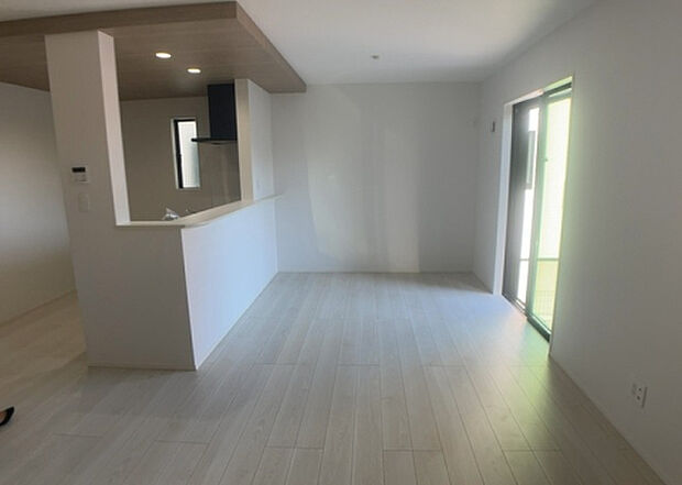 リビングの間取りの種類は大きくわけてリビングとダイニングが別になっているタイプ、リビングダイニング一体型です。どちらも一長一短ですので、家を選ぶ時はその両面をチェックして決めるようにしましょう。