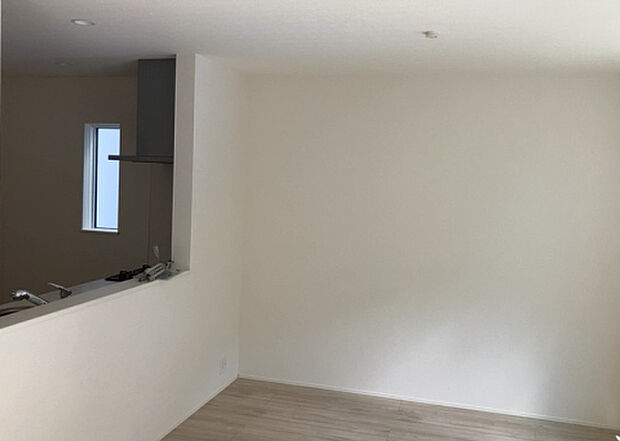 リビングの間取りの種類は大きくわけてリビングとダイニングが別になっているタイプ、リビングダイニング一体型です。どちらも一長一短ですので、家を選ぶ時はその両面をチェックして決めるようにしましょう。