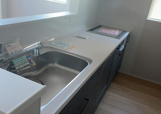 標準的なシステムキッチンの横幅は、165cm~300cm程度です。2100・2400・2550・2700などミリ単位で表記されます。普段どのように料理をするのかを想定しながら合ったサイズを選びましょう